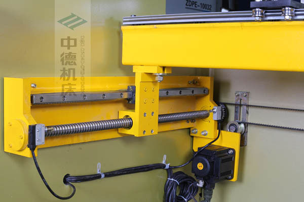 ZDPK-10032X軸配有滾珠絲桿及直線導軌，大功率伺服電機，鋼絲同步帶，能顯著提升X軸定位精度及速度