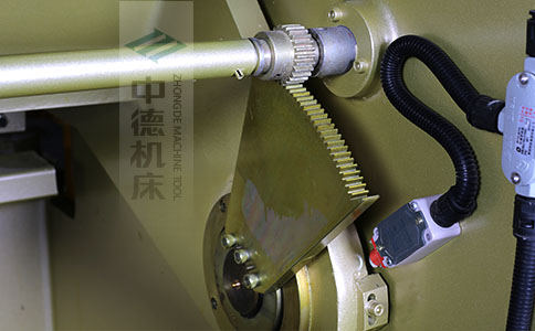 ZDS-1032采用高精度刀片間隙調(diào)節(jié)齒輪，經(jīng)過淬火高硬度又耐磨，表面鍍鋅不生銹，長年累月使用依然有很高的調(diào)節(jié)精度.jpg