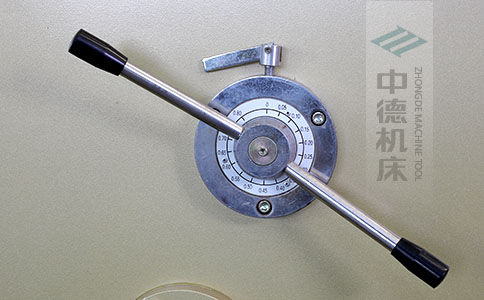 ZDS-1032剪板機刀片間隙手動調(diào)節(jié)器，刻度清淅，調(diào)節(jié)省力又簡便.jpg