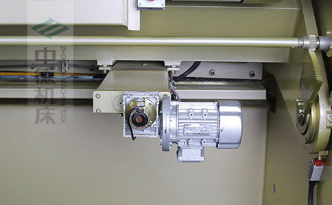ZDS-1032剪板機后檔料結(jié)構(gòu)，平行度高，并采用國內(nèi)一流品牌軸承，耐磨抗壓壽命長.jpg